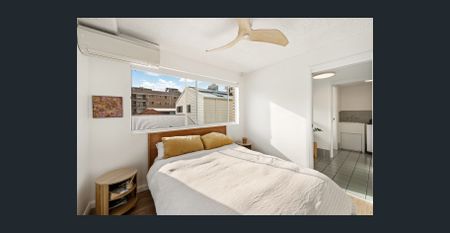 BEAUTIFULLY PRESENTED FULLY FURNISHED APARTMENT - Photo 2