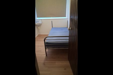 Room in a Shared Flat, Swanwick Close, SW15 - Photo 3