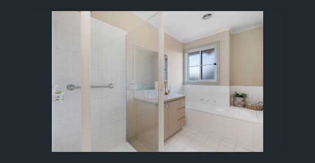 Spacious North facing townhouse - Photo 3