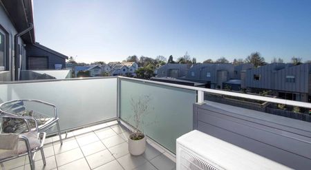 Sun-Drenched 3-Bedroom Top Floor Apartment - Photo 4