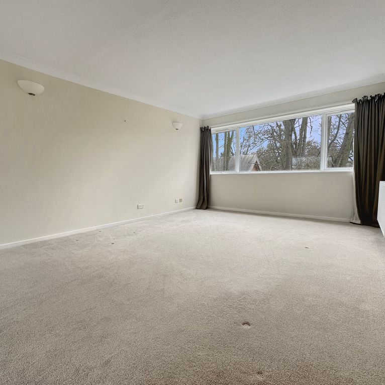 A beautifully presented three bedroom flat, conveniently located for access to Addenbrooke's Hospital, the city centre and the M11, set in landscaped communal gardens. - Photo 1