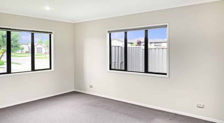 4 BEDROOM - FRIMLEY - Photo 2