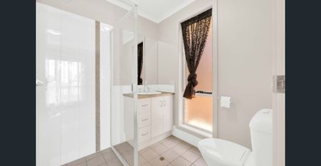 Immaculate Three Bedroom Family Home! - Photo 5