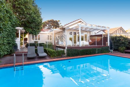 RENOVATED ELEGANCE - Photo 2