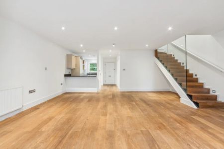 3 bedroom house in London - Photo 3