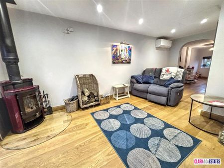 4 bedroom detached house to rent - Photo 2