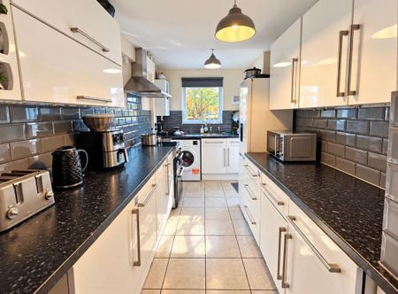 1 bedroom in a house share to rent - Photo 2