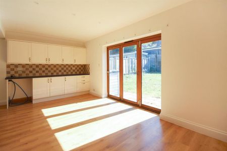 4 bedroom semi-detached bungalow to rent - Photo 4