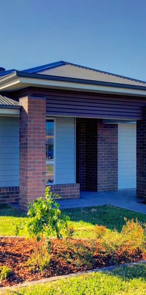 Stylish 4 Bedroom On Large Level Block - Photo 2