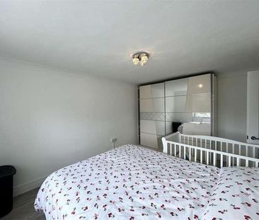 Pytt Field, Harlow, CM17 - Photo 6