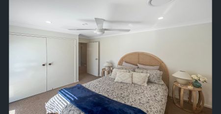 Luxurious Five Bedroom Home! - Photo 4