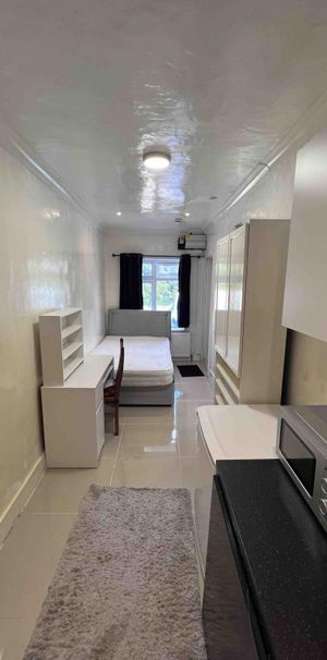 Groundfloor Spacious Annex Studio available to rent in the centre of Uxbridge (opposite to Brunel University) Including bills £1000 - Photo 1