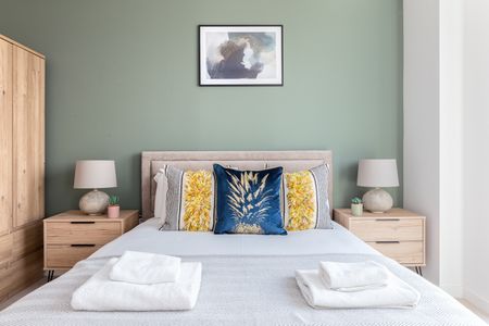 2 Bed Flat, Centric Close, NW1 - Photo 5