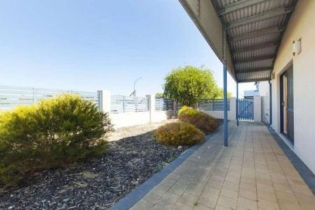 Spacious & Modern Townhouse! - Photo 4