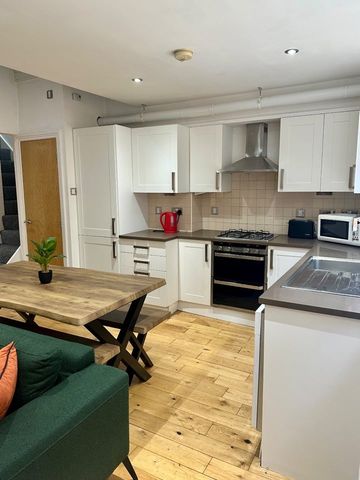 3 Bed Flat, Luna Street, M4 - Photo 2