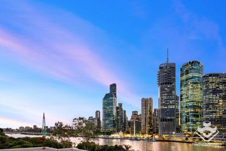 Rare Kangaroo Point Penthouse with Private Rooftop, Pool & Iconic Views - Photo 3