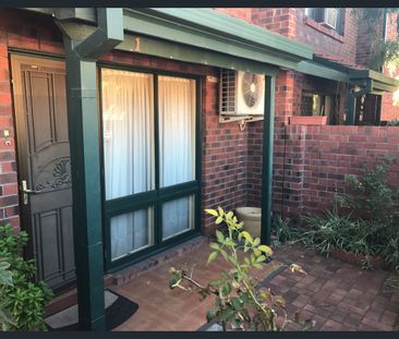 2 BEDROOM TOWNHOUSE IN GREAT LOCATION!! - Photo 6