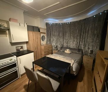 Studio Flat, Berkshire Gardens, N13 - Photo 3