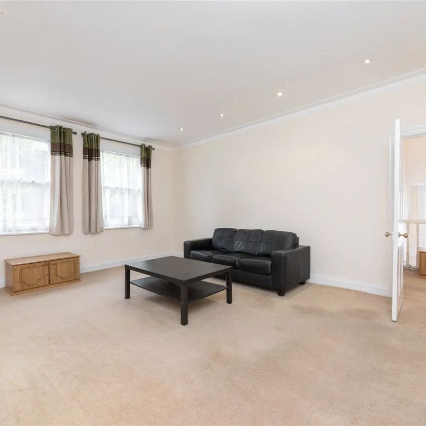 2 bedroom flat in Hampstead - Photo 1