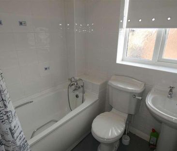 St Davids Close, Brackla, Bridgend, CF31 - Photo 2