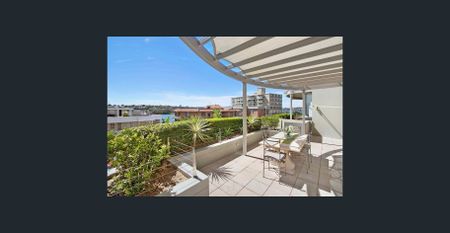 Blue ribbon apartment, premium locale, water views - Photo 3
