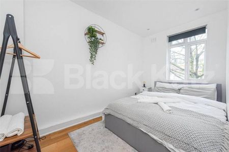 Spacious three double bedroom flat set within a period building on Holloway Road - Photo 3