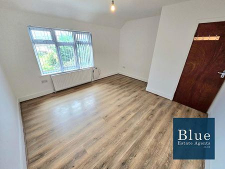 4 bedroom semi-detached house to rent - Photo 3