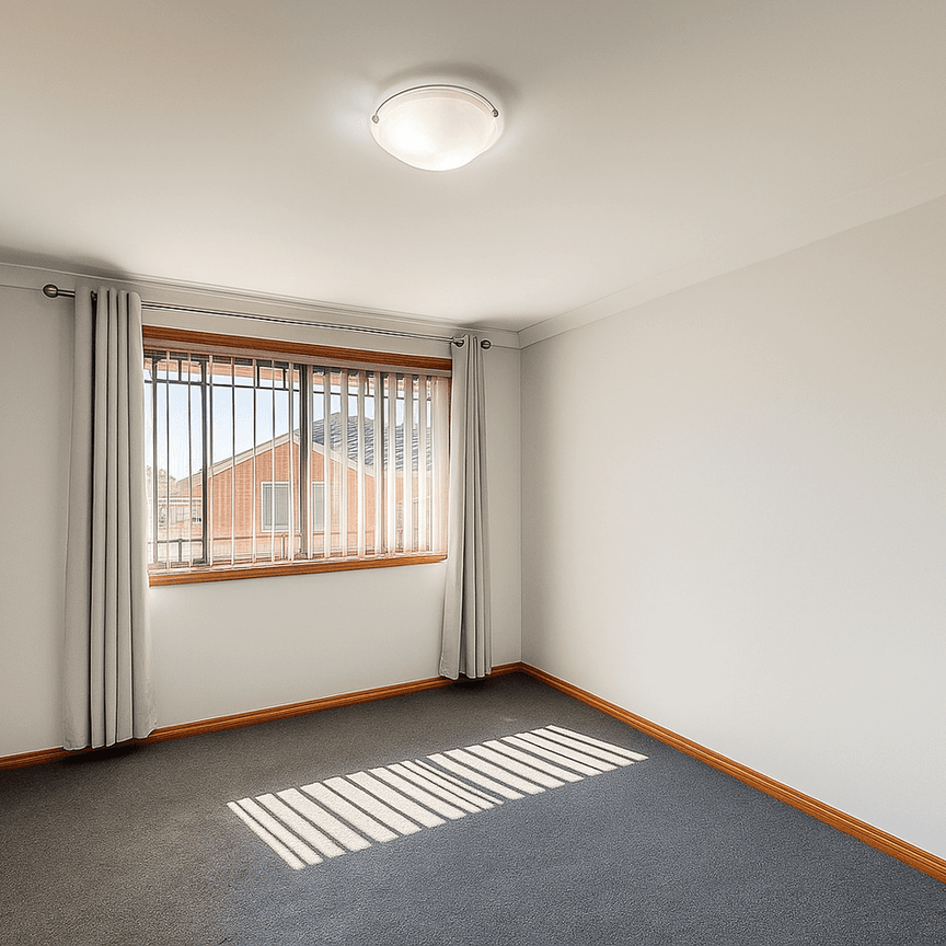 Splendid 2 Bedroom Townhouse Available Now! - Photo 1