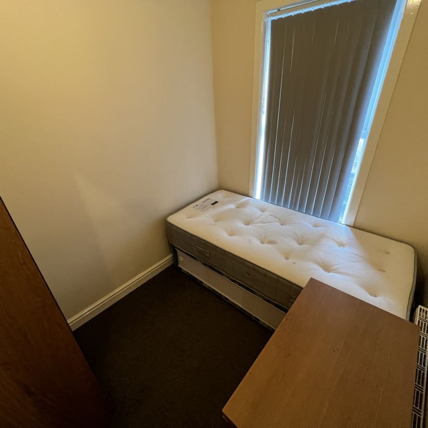 Room 4, 12, St Marks Road, Preston - Photo 1