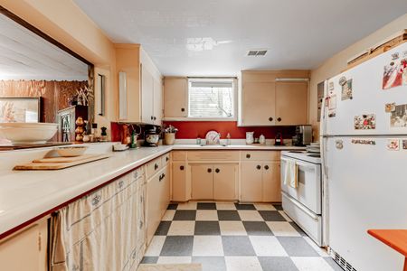 For Lease - 200 Cortleigh Boulevard, Toronto, Ontario - Photo 3