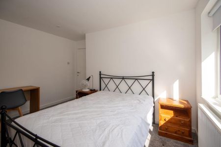 3 bedroom semi-detached house to rent - Photo 2