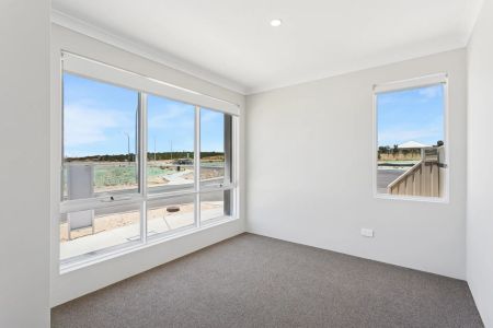 Brand new and available immediately - Photo 4