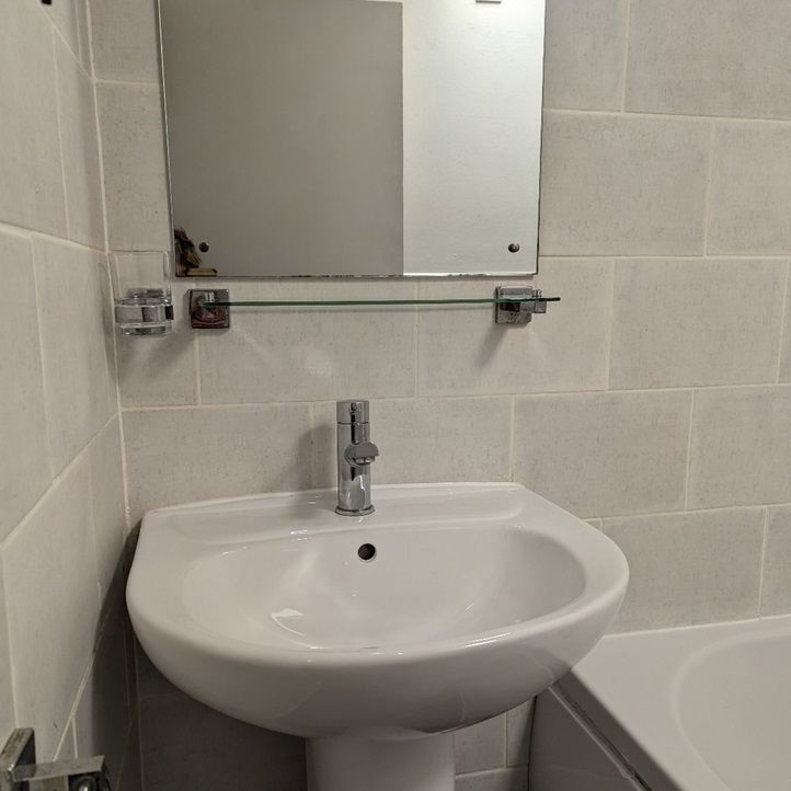 1 Bed Flat, Newton Park Court, LS7 - Photo 1