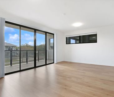 Bright, Lovely & Brilliantly Located! - Photo 3