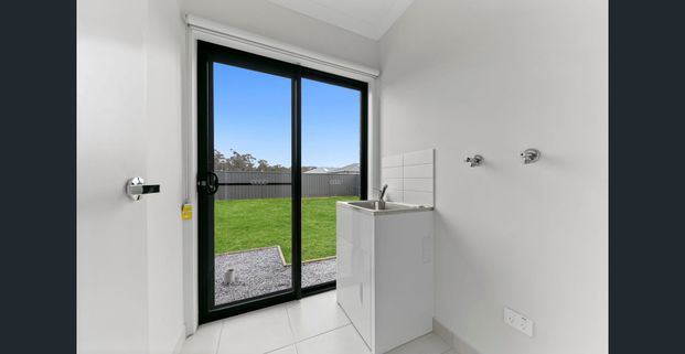 Near new 4 bedroom home! - Photo 1