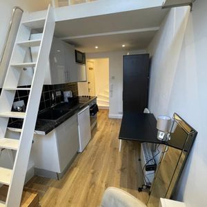 Studio Flat, Penywern Road, SW5 - Photo 2