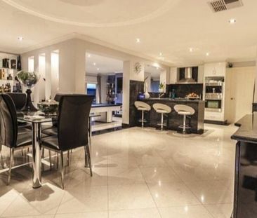 Sophisticated Living - Photo 3