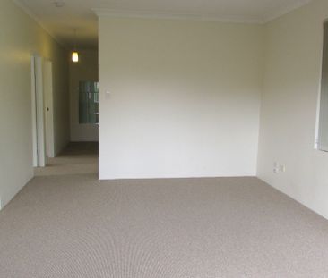 Renovated 2 Bedroom Apartment with lock up garage - Photo 4