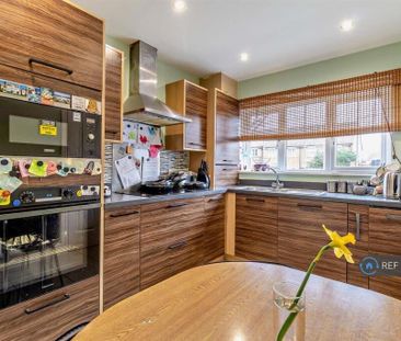 3 bedroom semi-detached house to rent - Photo 6