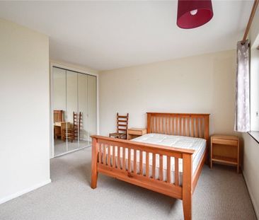 Well presented 2 bedroom mid-terraced house situated just to the no... - Photo 1