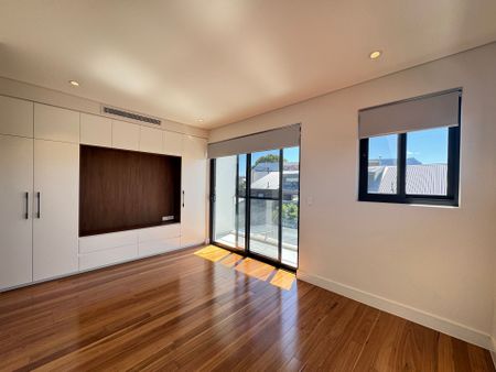 Near New 5 bedroom Luxury Duplex with Granny flat - Photo 3