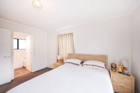 Tidy 2 bedroom home fully fenced - Photo 5