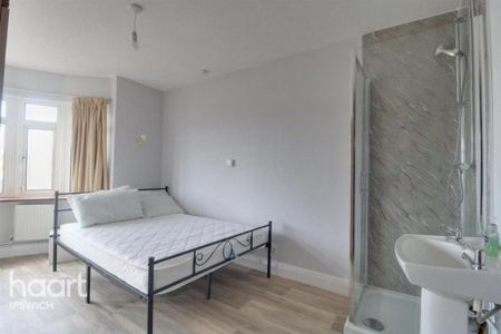 1 bedroom in a house share to rent - Photo 2