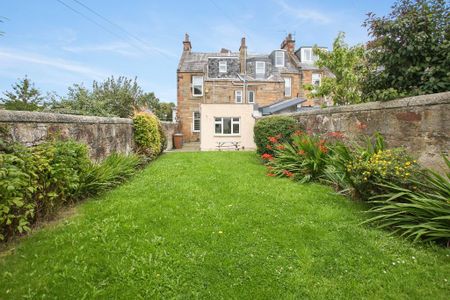 4 bedroom semi-detached house to rent - Photo 2