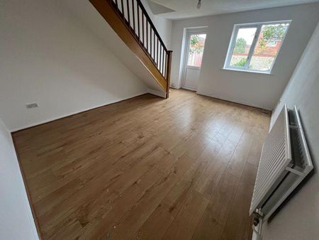 2 bedroom end of terrace house to rent - Photo 2