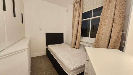 St Georges Square, London, SW1V - Photo 2