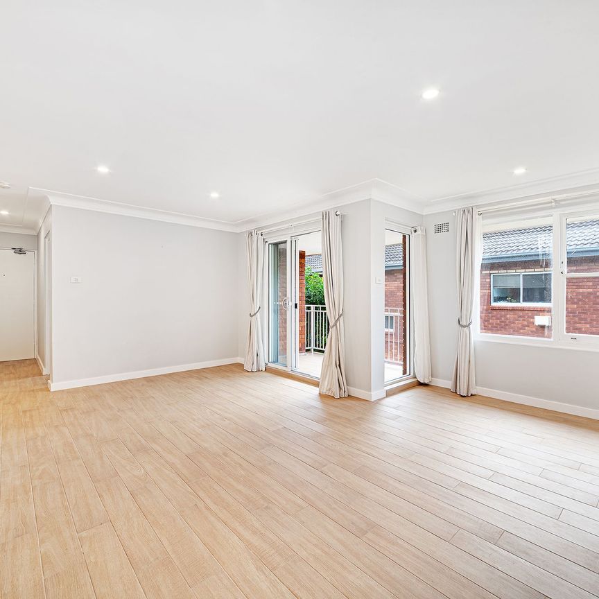 Unfurnished Two Bedroom Apartment With Tandem Off Street Parking - Photo 1