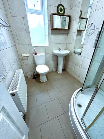 3 bedroom flat to rent - Photo 3