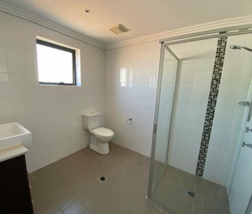 Spacious modern unit - Photo 4