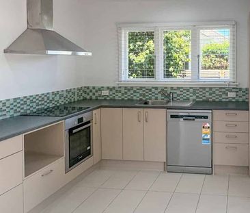 Renovated Three Bedroom Home With Spacious Grounds - Photo 4